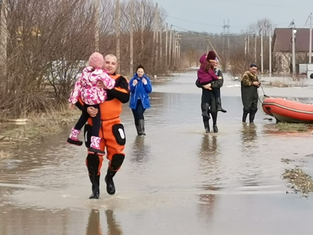 Оказание помощи в спасении жителей ст. Северской при поднятии уровня воды в результате таяния снега .