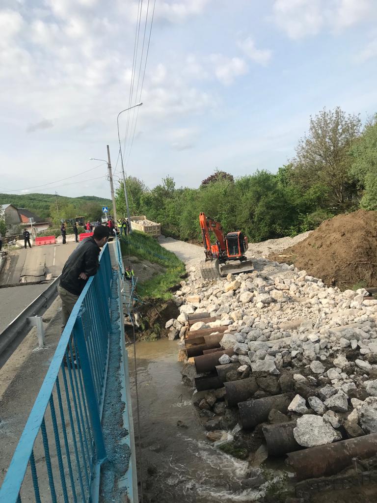 В районе рухнувшего моста на участке краевой дороги пгт. Ильский – ст. Дербентская сотрудники ДРСУ создают временную автомобильную переправу ниже по течению.