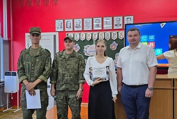 Торжественная линейка для первоклассников в школе N 36 станицы Новодмитриевской